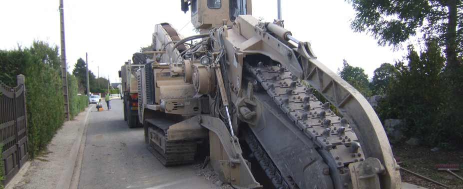 Trancheuses pour la pose de câbles et canalisations ou travaux routiers. Nos machines sont polyvalentes avec de hauts rendements même en terrains rocheux. Trancheuses équipées d’une chaîne de creusement déportée avec tapis de chargement et correcteur de dévers.